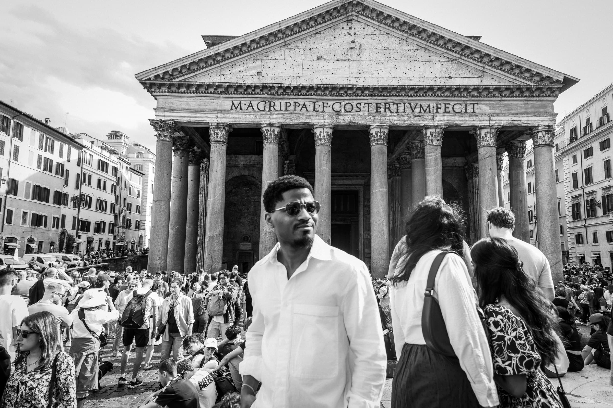Andre Blunt before the Pantheon in Rome, black and white